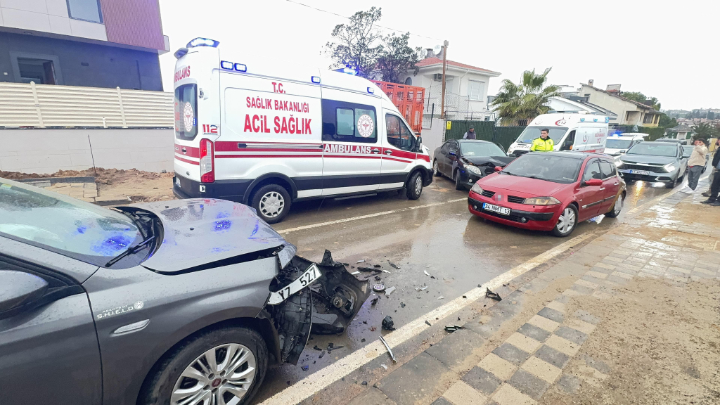 İKİ OTOMOBİL KAFA KAFAYA ÇARPIŞTI: 1'İ ÇOCUK 4 YARALI