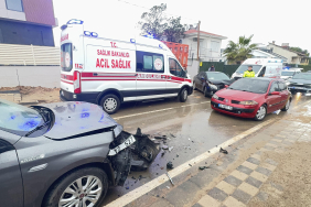 İKİ OTOMOBİL KAFA KAFAYA ÇARPIŞTI: 1'İ ÇOCUK 4 YARALI