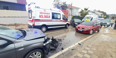 İKİ OTOMOBİL KAFA KAFAYA ÇARPIŞTI: 1'İ ÇOCUK 4 YARALI