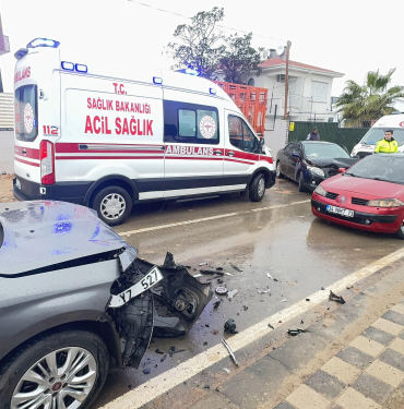 İKİ OTOMOBİL KAFA KAFAYA ÇARPIŞTI: 1'İ ÇOCUK 4 YARALI