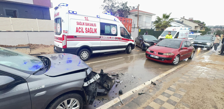 İKİ OTOMOBİL KAFA KAFAYA ÇARPIŞTI: 1'İ ÇOCUK 4 YARALI