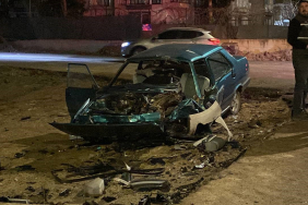 KAFA KAFAYA ÇARPIŞAN İKİ OTOMOBİL HURDAYA DÖNDÜ: 3 YARALI