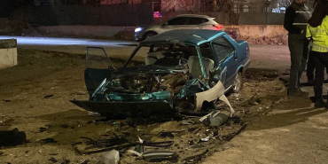 KAFA KAFAYA ÇARPIŞAN İKİ OTOMOBİL HURDAYA DÖNDÜ: 3 YARALI