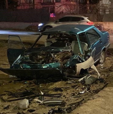 KAFA KAFAYA ÇARPIŞAN İKİ OTOMOBİL HURDAYA DÖNDÜ: 3 YARALI