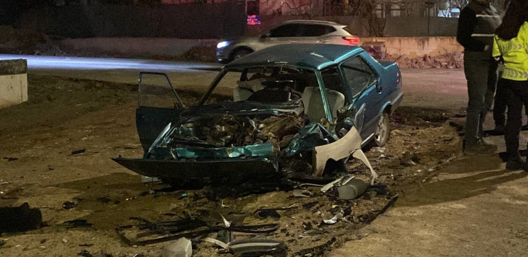 KAFA KAFAYA ÇARPIŞAN İKİ OTOMOBİL HURDAYA DÖNDÜ: 3 YARALI