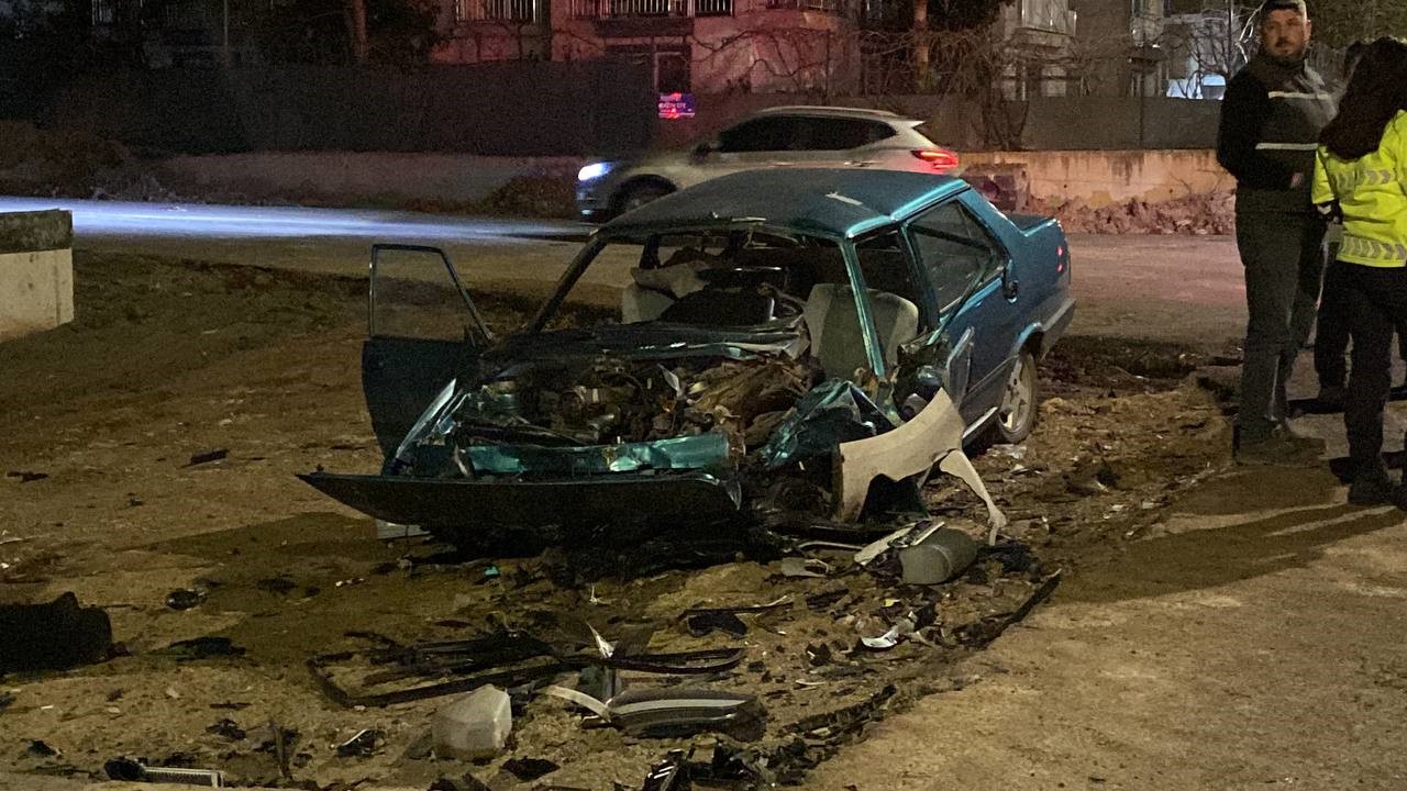 KAFA KAFAYA ÇARPIŞAN İKİ OTOMOBİL HURDAYA DÖNDÜ: 3 YARALI