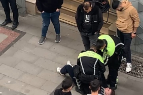 'KAFAYI VURACAĞIM' DİYEREK TEHDİT ETTİĞİ POLİSE TEKME ATTI: O ANLAR KAMERADA YOLDA YÜRÜYEN KADINLARI TORPİL ATARAK RAHATSIZ ETTİ, GÖZALTINA ALININCA KÜFÜRLER SAVURDU