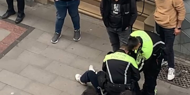 'KAFAYI VURACAĞIM' DİYEREK TEHDİT ETTİĞİ POLİSE TEKME ATTI: O ANLAR KAMERADA YOLDA YÜRÜYEN KADINLARI TORPİL ATARAK RAHATSIZ ETTİ, GÖZALTINA ALININCA KÜFÜRLER SAVURDU