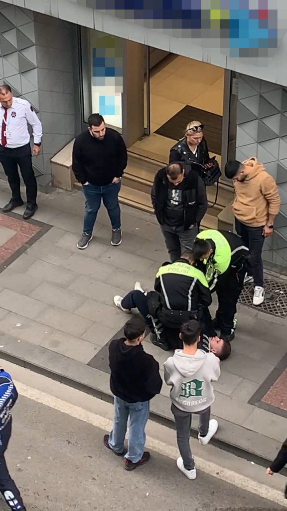 'KAFAYI VURACAĞIM' DİYEREK TEHDİT ETTİĞİ POLİSE TEKME ATTI: O ANLAR KAMERADA YOLDA YÜRÜYEN KADINLARI TORPİL ATARAK RAHATSIZ ETTİ, GÖZALTINA ALININCA KÜFÜRLER SAVURDU