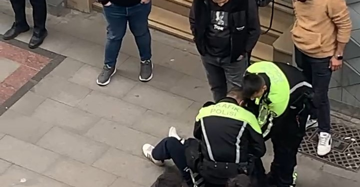 'KAFAYI VURACAĞIM' DİYEREK TEHDİT ETTİĞİ POLİSE TEKME ATTI: O ANLAR KAMERADA YOLDA YÜRÜYEN KADINLARI TORPİL ATARAK RAHATSIZ ETTİ, GÖZALTINA ALININCA KÜFÜRLER SAVURDU