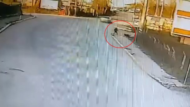 KANDIRA'DA OKULA GİDEN ÇOCUĞA 2 KÖPEK SALDIRDI
