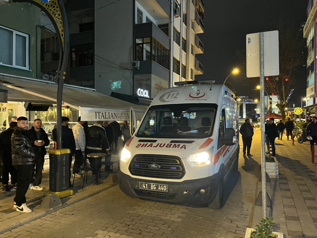 KOCAELİ'DE KAFEDE KÜFÜR KAVGASI: 2 YARALI