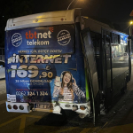 KOCAELİ'DE BİR ARAÇ TRAFİK IŞIKLARINDA BEKLEYEN OTOBÜSE VE OTOMOBİLE ÇARPTI: 7 YARALI
