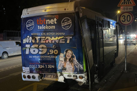 KOCAELİ'DE BİR ARAÇ TRAFİK IŞIKLARINDA BEKLEYEN OTOBÜSE VE OTOMOBİLE ÇARPTI: 7 YARALI