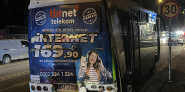 KOCAELİ'DE BİR ARAÇ TRAFİK IŞIKLARINDA BEKLEYEN OTOBÜSE VE OTOMOBİLE ÇARPTI: 7 YARALI