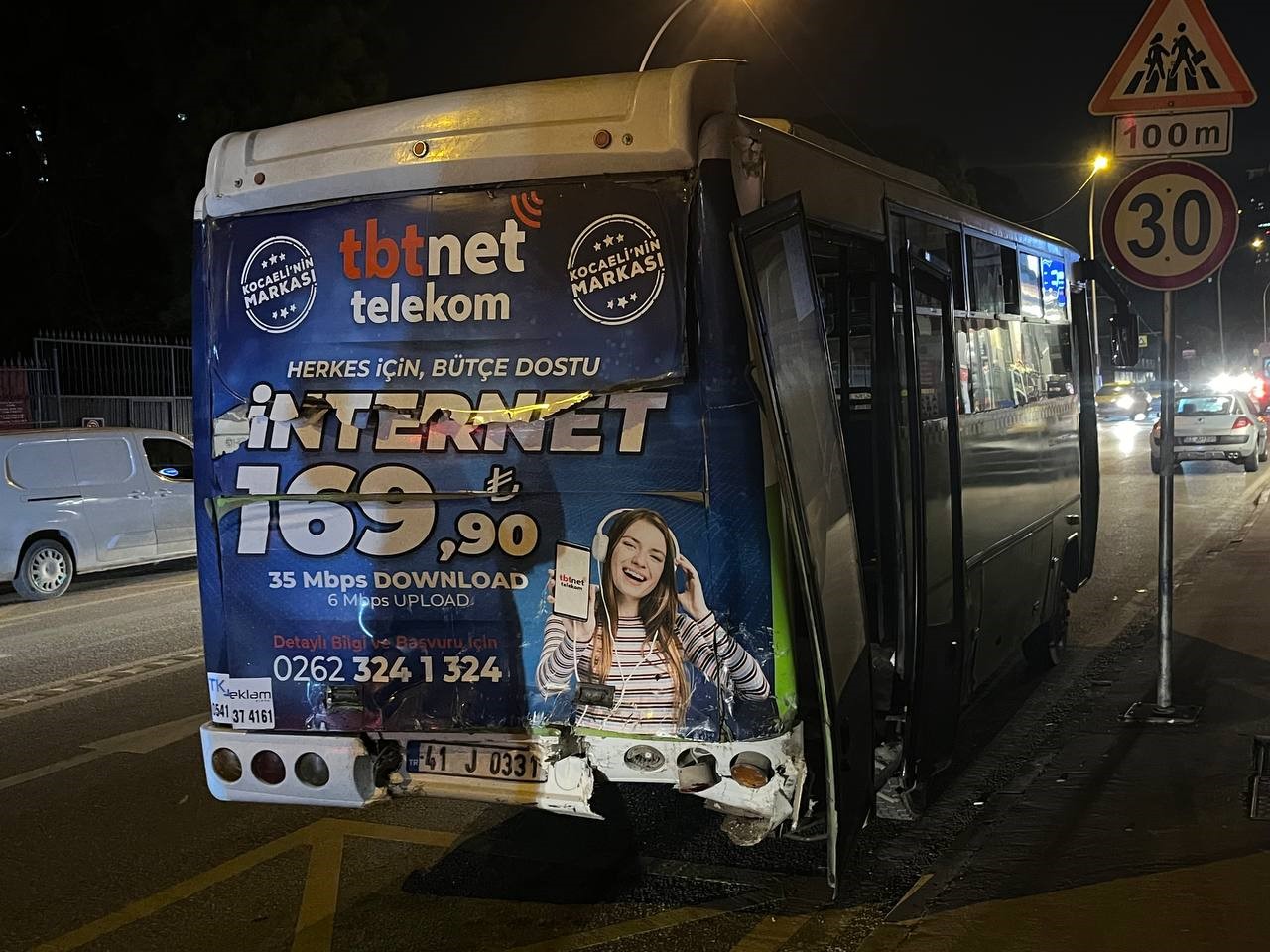 KOCAELİ'DE BİR ARAÇ TRAFİK IŞIKLARINDA BEKLEYEN OTOBÜSE VE OTOMOBİLE ÇARPTI: 7 YARALI