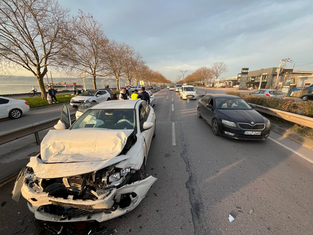 KOCAELİ'DE ÜÇ OTOMOBİL ZİNCİRLEME KAZAYA KARIŞTI: 4 YARALI