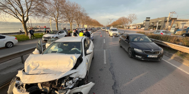 KOCAELİ'DE ÜÇ OTOMOBİL ZİNCİRLEME KAZAYA KARIŞTI: 4 YARALI