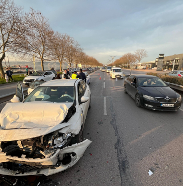KOCAELİ'DE ÜÇ OTOMOBİL ZİNCİRLEME KAZAYA KARIŞTI: 4 YARALI
