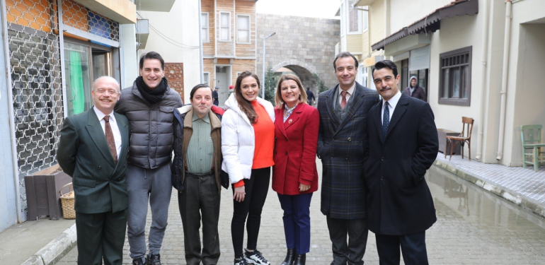 "LEYLA HANIM" GALASINA TAM KADRO KATILIYOR