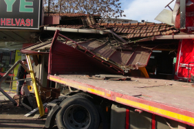 MAKASLAYAN TIR ÇAY OCAĞINA DALDI: 4 YARALI