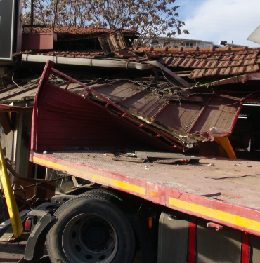 MAKASLAYAN TIR ÇAY OCAĞINA DALDI: 4 YARALI