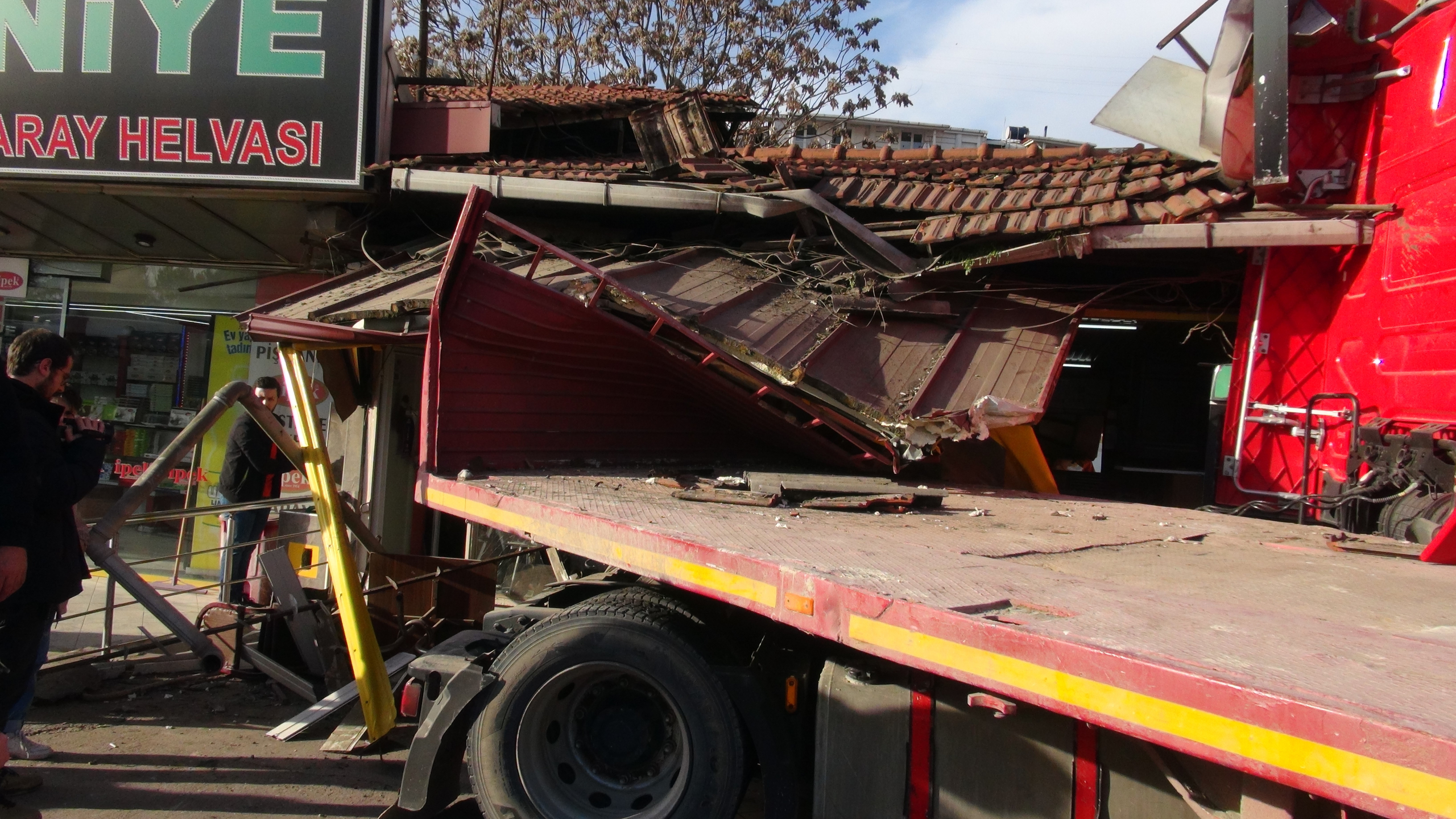 MAKASLAYAN TIR ÇAY OCAĞINA DALDI: 4 YARALI