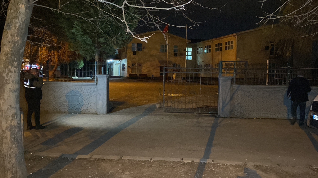 OKUL BAHÇESİNDE VELİYE BIÇAKLI SALDIRI OKUL BAHÇESİNDE BIÇAKLI SALDIRIYA UĞRAYAN VELİ AĞIR YARALANDI, SALDIRGANLAR KAÇTI