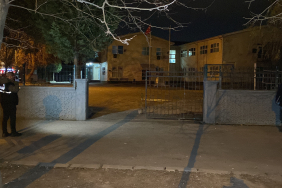 OKUL BAHÇESİNDE VELİYE BIÇAKLI SALDIRI OKUL BAHÇESİNDE BIÇAKLI SALDIRIYA UĞRAYAN VELİ AĞIR YARALANDI, SALDIRGANLAR KAÇTI