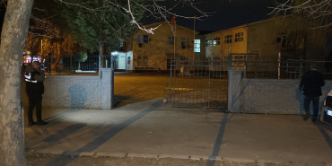 OKUL BAHÇESİNDE VELİYE BIÇAKLI SALDIRI OKUL BAHÇESİNDE BIÇAKLI SALDIRIYA UĞRAYAN VELİ AĞIR YARALANDI, SALDIRGANLAR KAÇTI
