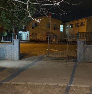 OKUL BAHÇESİNDE VELİYE BIÇAKLI SALDIRI OKUL BAHÇESİNDE BIÇAKLI SALDIRIYA UĞRAYAN VELİ AĞIR YARALANDI, SALDIRGANLAR KAÇTI
