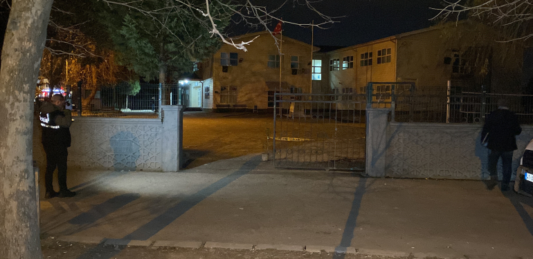 OKUL BAHÇESİNDE VELİYE BIÇAKLI SALDIRI OKUL BAHÇESİNDE BIÇAKLI SALDIRIYA UĞRAYAN VELİ AĞIR YARALANDI, SALDIRGANLAR KAÇTI