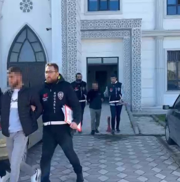 OKUL BAHÇESİNDE VELİYİ BIÇAKLAYARAK ÖLDÜREN BABA VE OĞLU TUTUKLANDI