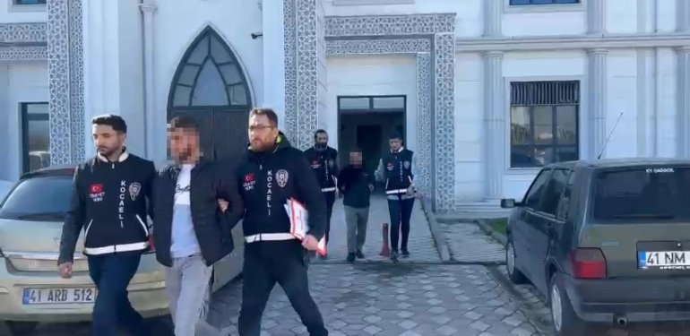 OKUL BAHÇESİNDE VELİYİ BIÇAKLAYARAK ÖLDÜREN BABA VE OĞLU TUTUKLANDI