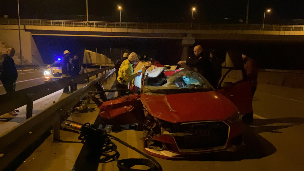 OTOMOBİL ÖNCE TIRA, ARDINDAN BARİYERE ÇARPARAK SÜRÜKLENDİ: 1 ÖLÜ, 3 YARALI
