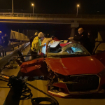 OTOMOBİL ÖNCE TIRA, ARDINDAN BARİYERE ÇARPARAK SÜRÜKLENDİ: 1 ÖLÜ, 3 YARALI