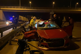 OTOMOBİL ÖNCE TIRA, ARDINDAN BARİYERE ÇARPARAK SÜRÜKLENDİ: 1 ÖLÜ, 3 YARALI