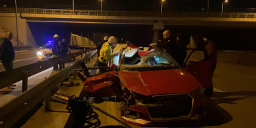 OTOMOBİL ÖNCE TIRA, ARDINDAN BARİYERE ÇARPARAK SÜRÜKLENDİ: 1 ÖLÜ, 3 YARALI