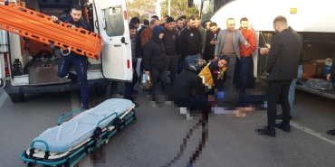 SERVİS ŞOFÖRÜNÜ BAŞINDAN VURDU, ARDINDAN POLİSE GİDEREK TESLİM OLDU KOCAELİ'DE KORKUNÇ OLAY: İŞÇİLERİN GÖZÜ ÖNÜNDE TABANCAYLA VURULDU