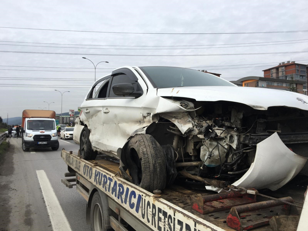 TEM'DE İKİ OTOMOBİL ÇARPIŞTI: 1'İ ÇOCUK 3 YARALI