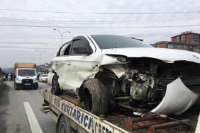 TEM'DE İKİ OTOMOBİL ÇARPIŞTI: 1'İ ÇOCUK 3 YARALI