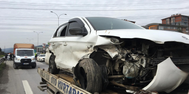 TEM'DE İKİ OTOMOBİL ÇARPIŞTI: 1'İ ÇOCUK 3 YARALI