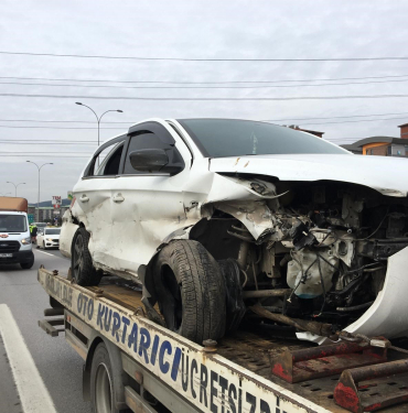 TEM'DE İKİ OTOMOBİL ÇARPIŞTI: 1'İ ÇOCUK 3 YARALI