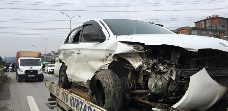 TEM'DE İKİ OTOMOBİL ÇARPIŞTI: 1'İ ÇOCUK 3 YARALI