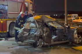 TEM'DE TIRLA ÇARPIŞAN OTOMOBİL KAĞIT GİBİ EZİLDİ: 2 AĞIR YARALI