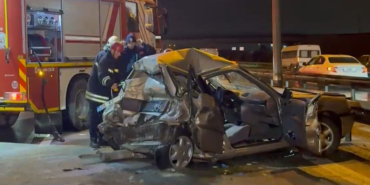 TEM'DE TIRLA ÇARPIŞAN OTOMOBİL KAĞIT GİBİ EZİLDİ: 2 AĞIR YARALI