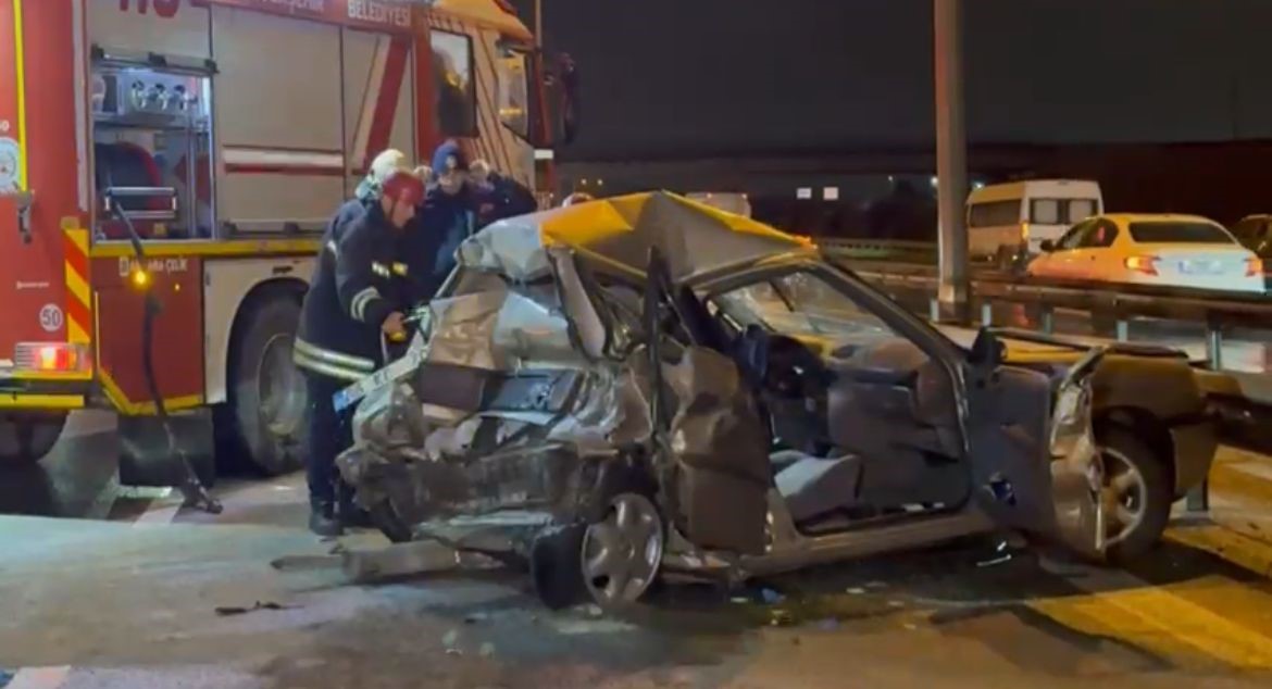 TEM'DE TIRLA ÇARPIŞAN OTOMOBİL KAĞIT GİBİ EZİLDİ: 2 AĞIR YARALI