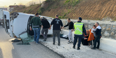 TAKLA ATAN OTOMOBİLDEN SAĞ KURTULDULAR