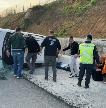 TAKLA ATAN OTOMOBİLDEN SAĞ KURTULDULAR
