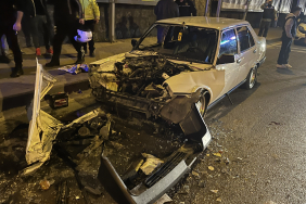 TRAFİKTE MAGANDA DEHŞETİ: 3 ARACA ÇARPTI, KAÇARKEN KAZA YAPTI KAZADA KAPUTU PARÇALANAN TOFAŞ'IN MOTORU GÜN YÜZÜNE ÇIKTI